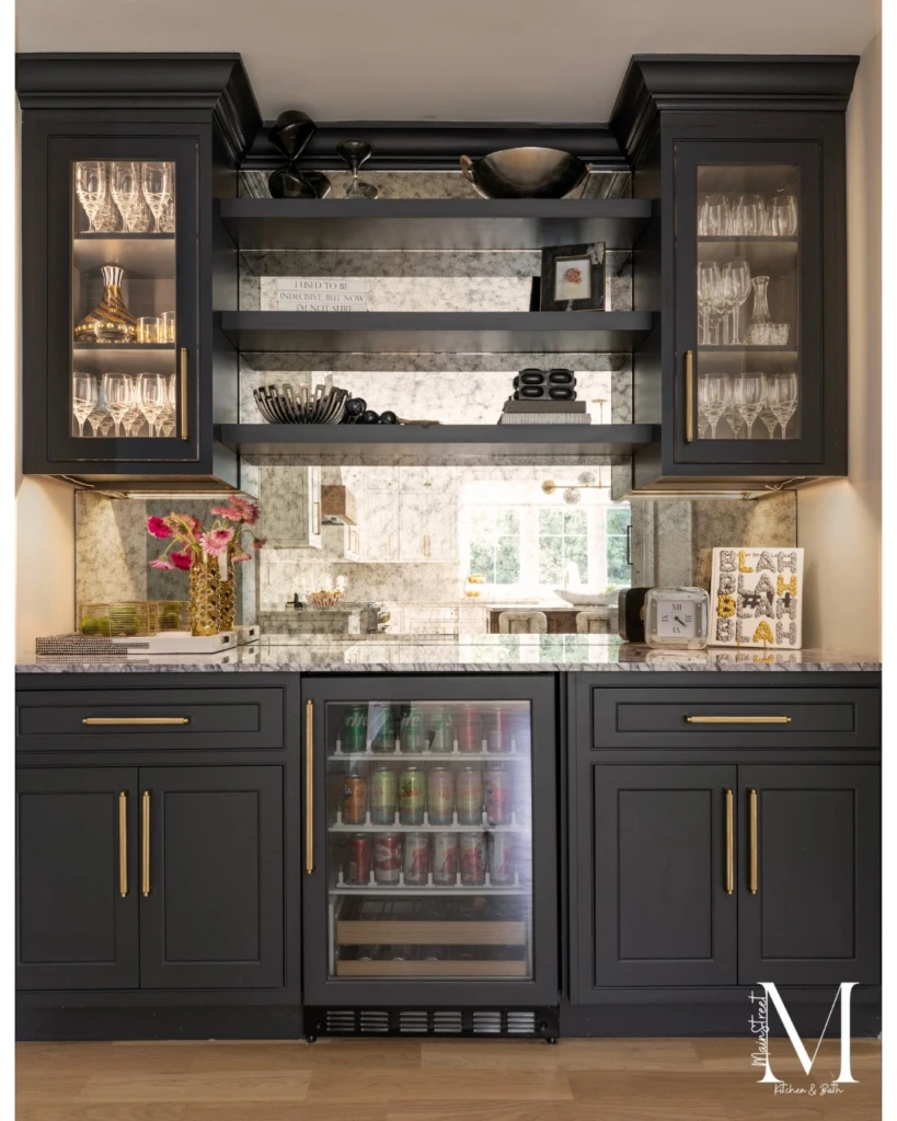 25. Dramatic Black Bar Pantry