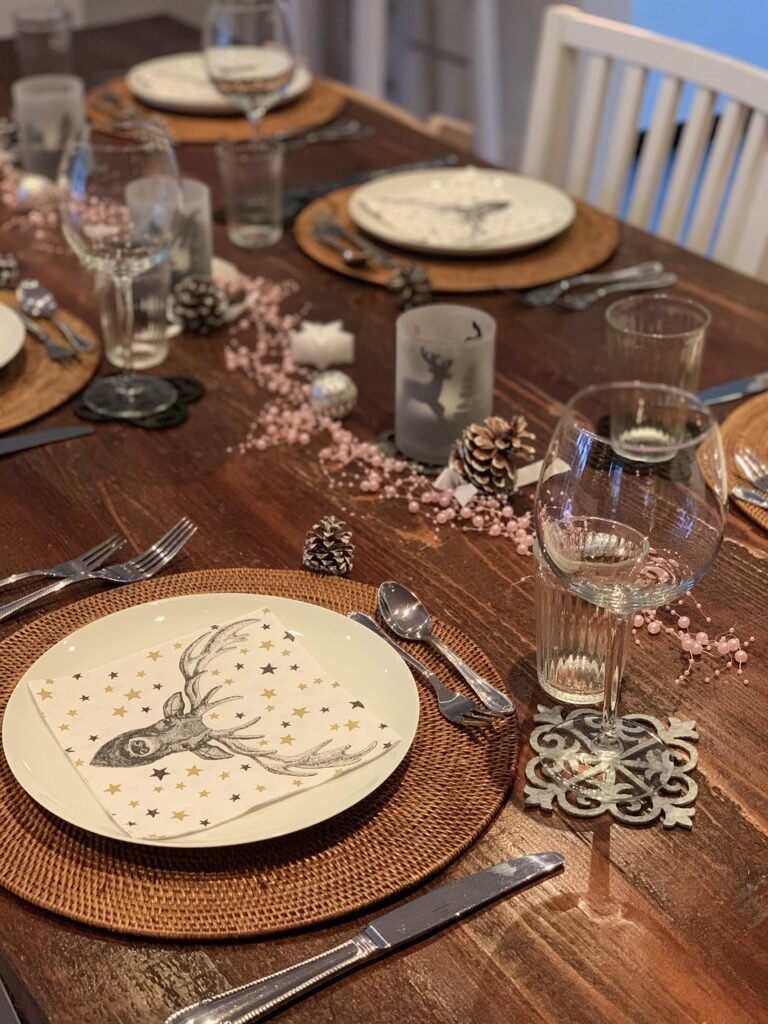 Two Truths and a Lie - 25 Dinner Party Games Ideas