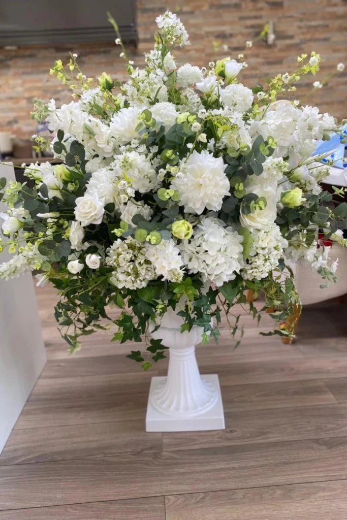 Go Classic with All-White Arrangements