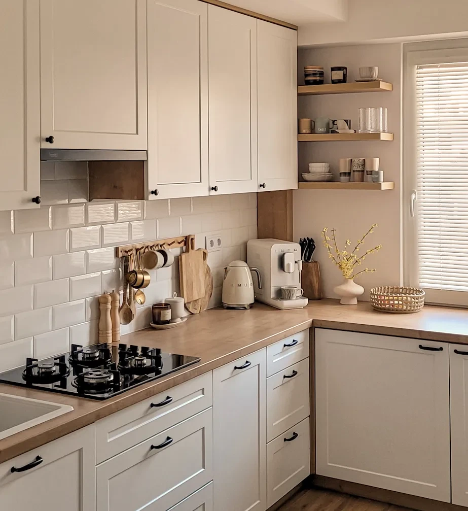 18. Minimalist Corner Pantry