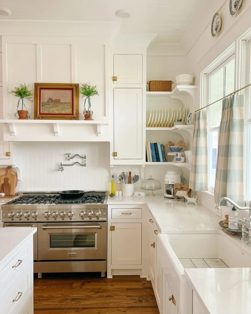 20. Traditional Cottage Shelving with Decorative Plate Display