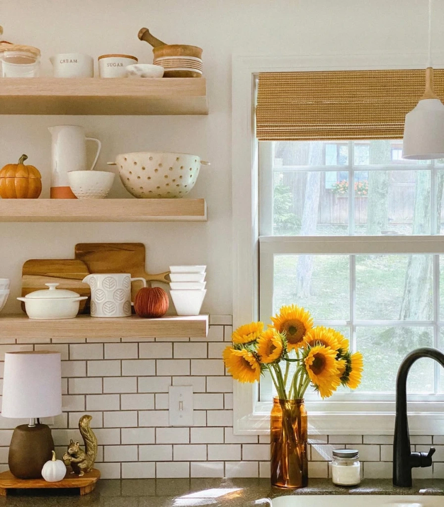 23. Warm Minimal Shelves with Seasonal Touches