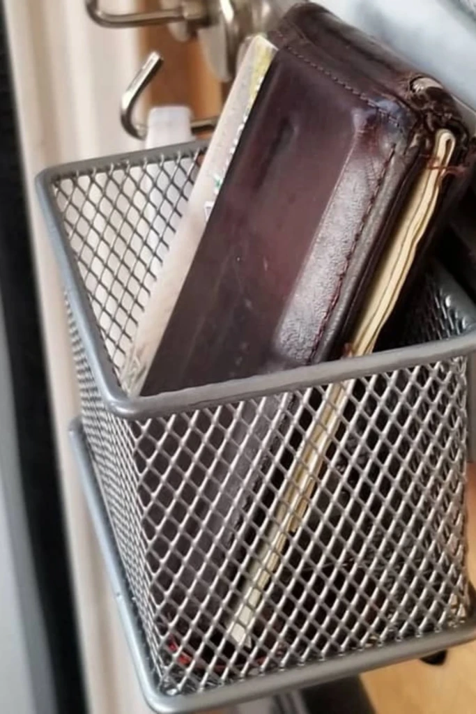 Entry Basket Pocket