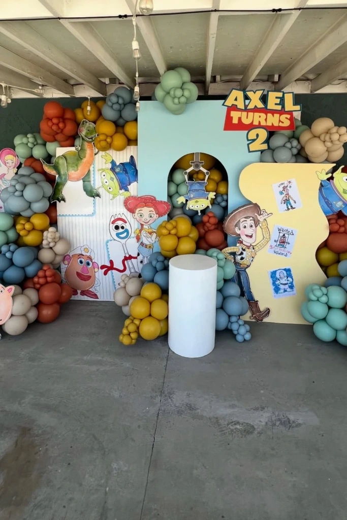 Character Wall Balloon Tunnel