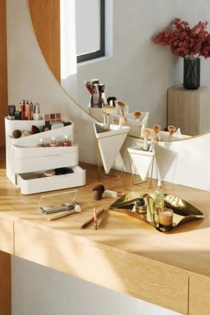 Minimal Countertop with Layered Holders